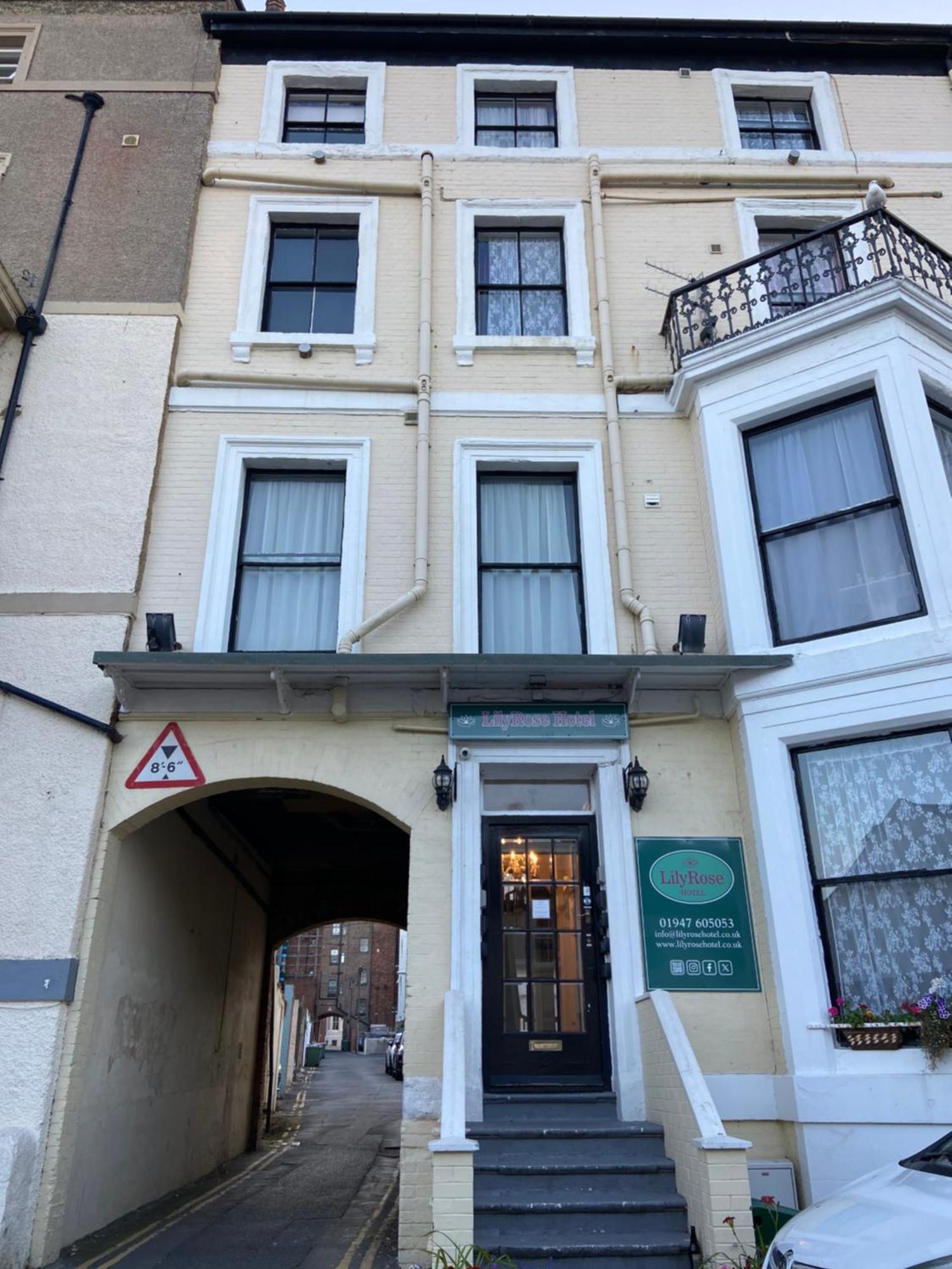 Lilyrose Hotel Уитби Экстерьер фото